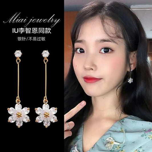 Flower stud earrings
